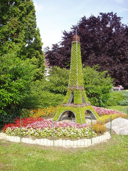 La Tour Eiffel bien entourée