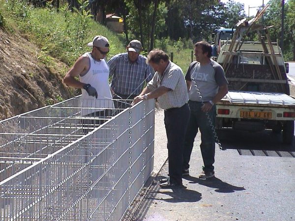 Mise en place des grilles pour gabions rue du 19 novembre