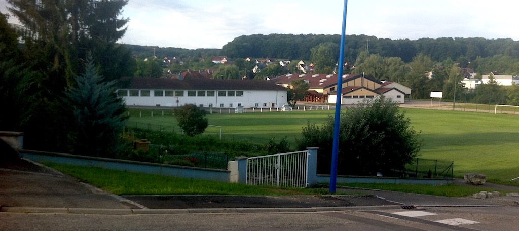 Vue de la rue de l'Ill sue le terrain de foot de Waldighoffen