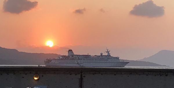 Coucher de soleil près du FTI Berlin à l'ancre près de Santorin