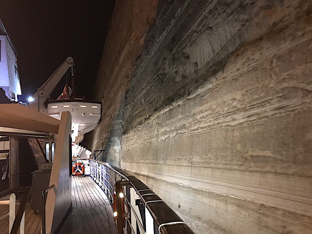 87 m de haut ! Impressionnant passage du canal de Corinthe