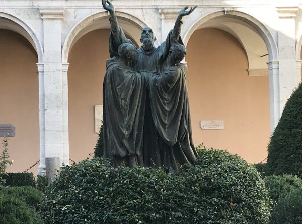Statue de Saint Benoit dans le cloître